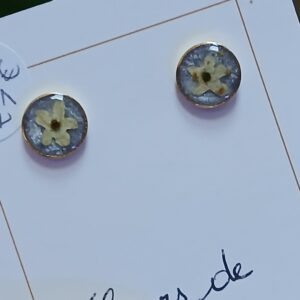 Puces d’oreilles résine et fleurs séchées 8mm sureau