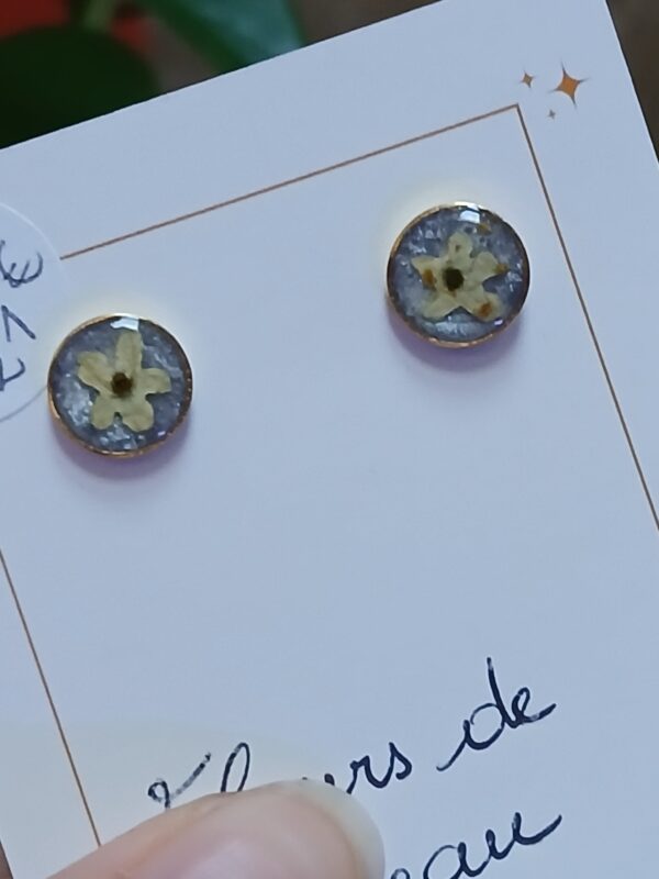 Puces d'oreilles résine et fleurs séchées 8mm sureau
