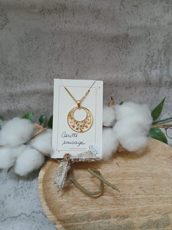 Collier résine et fleurs séchées