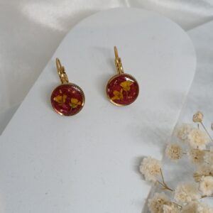 Boucles d&rsquo;oreilles dormeuses fleurs séchées dorées Alysse rouge