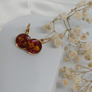 Boucles d&rsquo;oreilles dormeuses fleurs séchées dorées Alysse rouge