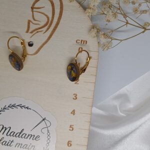 Boucles d&rsquo;oreilles dormeuses fleurs séchées de carotte sauvage, argentées,  bleu