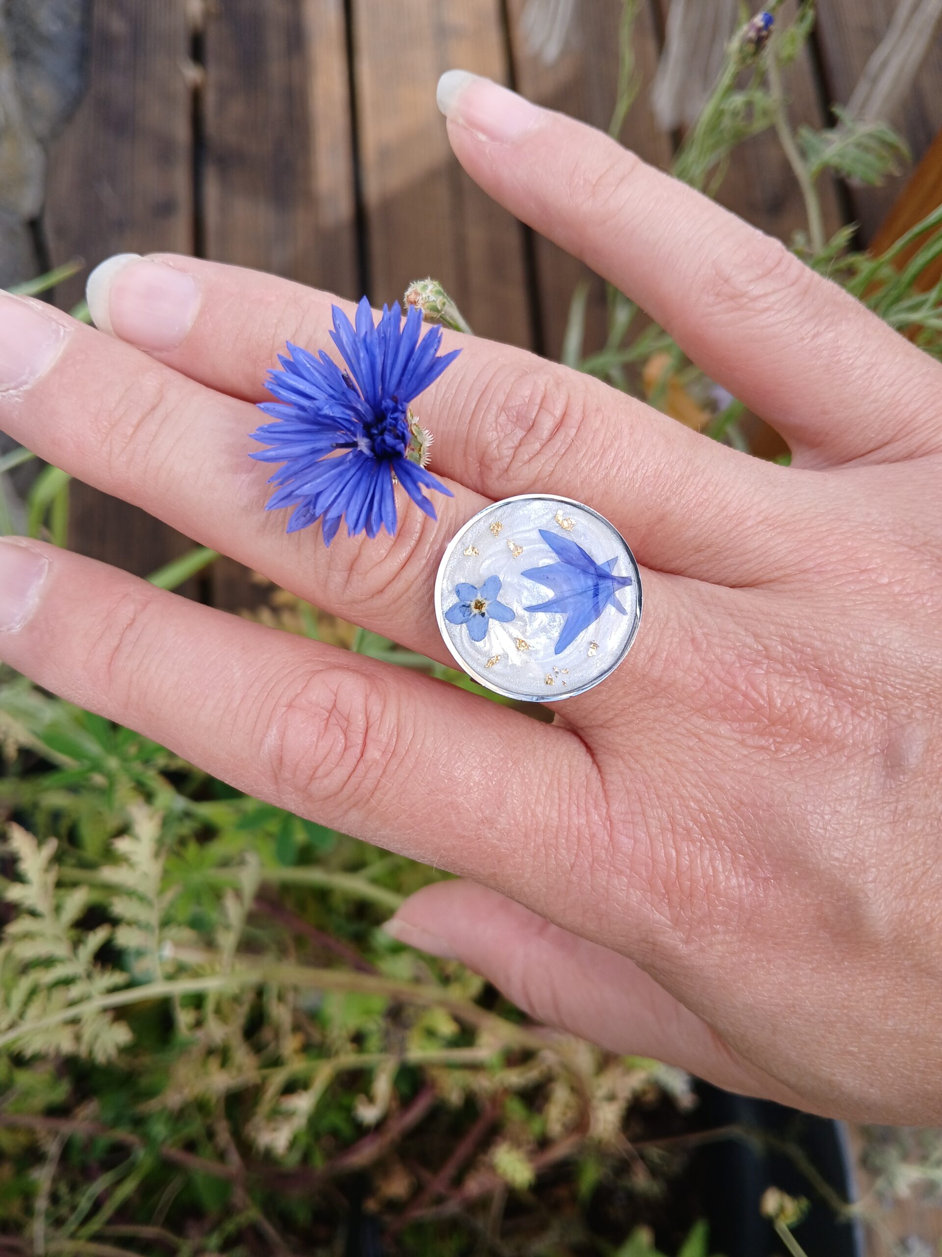 Bijoux en résine et fleurs séchées