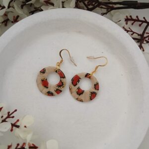 Boucles d’oreilles pendantes en pâte polymère léopard