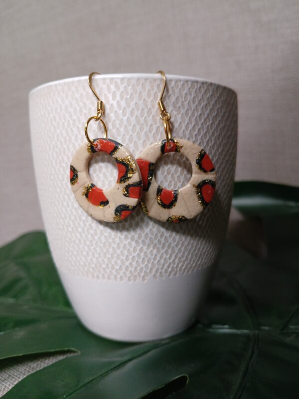 Boucles d'oreilles pendantes en pâte polymère léopard – Image 3