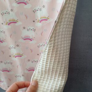 Grand bavoir type serviette de maternelle à motifs chat licorne