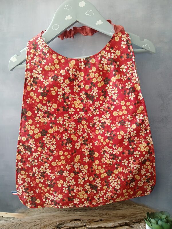 Grand bavoir type serviette de maternelle à motifs fleuri rouge