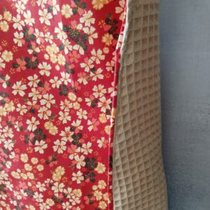 Grand bavoir type serviette de maternelle à motifs fleuri rouge