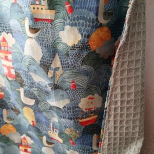Grand bavoir type serviette de maternelle à motifs marins