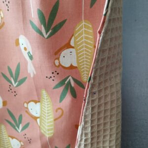 Grand bavoir type serviette de maternelle à motifs singes