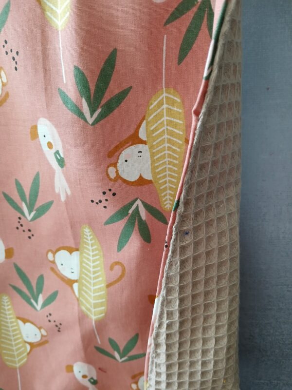 Grand bavoir type serviette de maternelle à motifs singes – Image 2