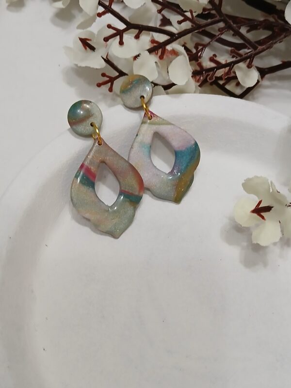 Boucles d'oreilles pendantes Esmeralda beige