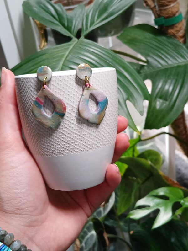 Boucles d'oreilles pendantes Esmeralda beige – Image 3