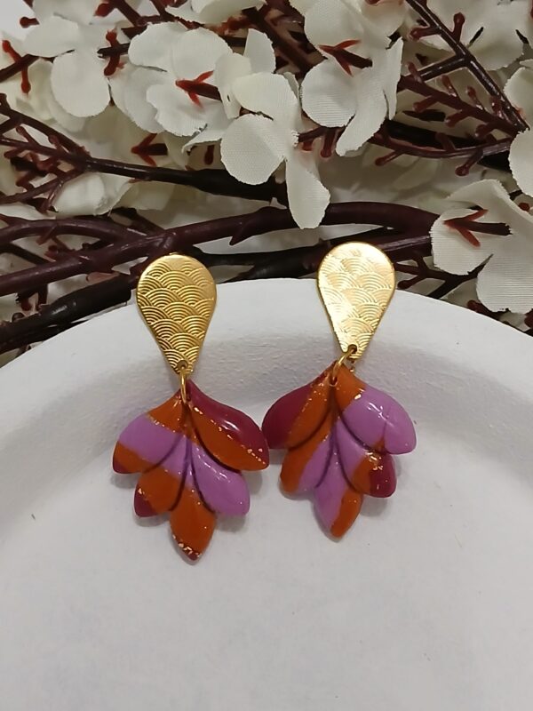 Boucles d'oreilles pendantes en pâte polymère Feuille rayées violettes