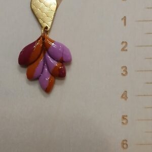 Boucles d’oreilles pendantes en pâte polymère Feuille rayées violettes
