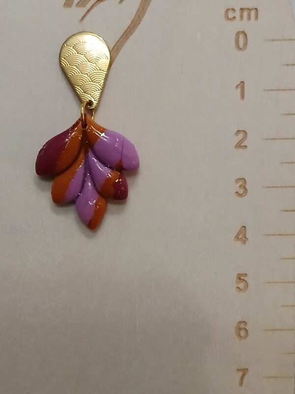 Boucles d'oreilles pendantes en pâte polymère Feuille rayées violettes – Image 2