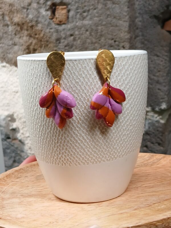 Boucles d'oreilles pendantes en pâte polymère Feuille rayées violettes – Image 3