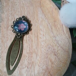 Marque-page cabochon motif fleur rose