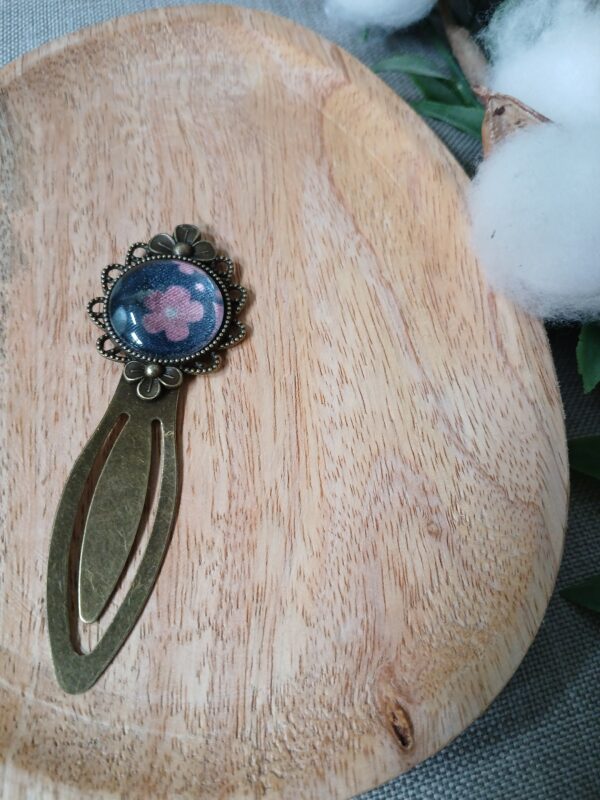 Marque-page cabochon motif fleur rose