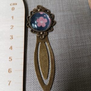 Marque-page cabochon motif fleur rose