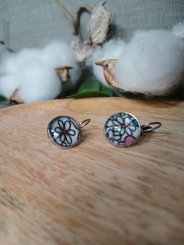Boucles d'oreilles dormeuses cabochons Cab 1 – Image 3