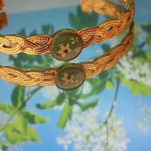 Bracelet jonc fleurs séchées sureau et carotte sauvage fond vert