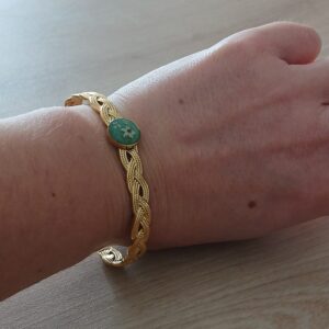 Bracelet jonc fleurs séchées sureau et carotte sauvage fond vert