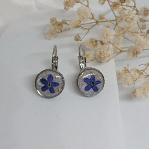 Boucles d&rsquo;oreilles dormeuses fleurs séchées myosotis, argentées