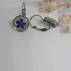 Boucles d&rsquo;oreilles dormeuses fleurs séchées myosotis, argentées