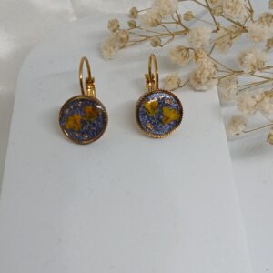 Boucles d&rsquo;oreilles dormeuses fleurs séchées dorées Alysse bleu