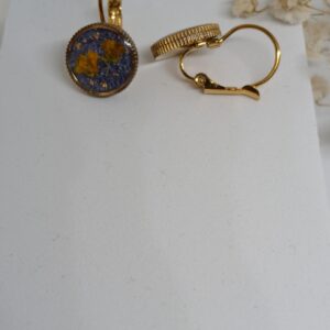 Boucles d&rsquo;oreilles dormeuses fleurs séchées dorées Alysse bleu