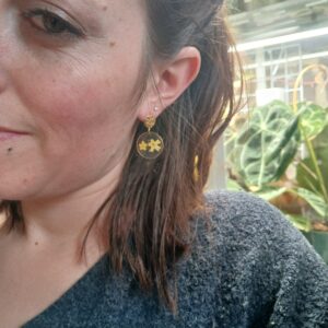 Boucles d&rsquo;oreilles fleurs de coucou jaune, défaut
