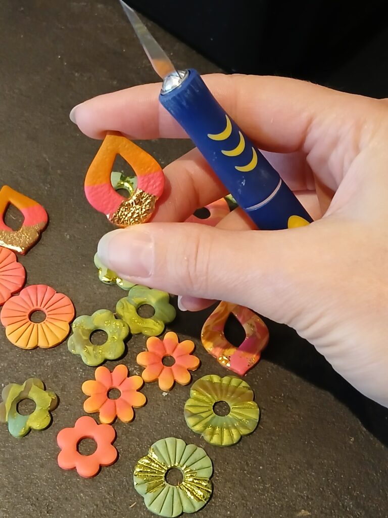 ébavurage des bijoux une fois cuits