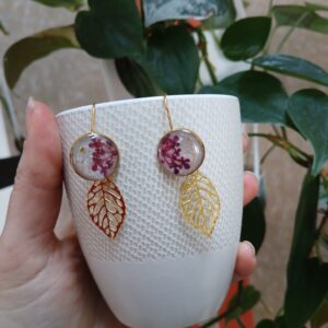 Boucles d&rsquo;oreilles fleurs de carotte sauvage violette et feuille