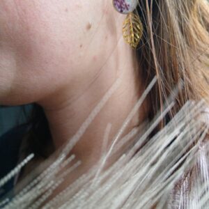 Boucles d&rsquo;oreilles fleurs de carotte sauvage violette et feuille