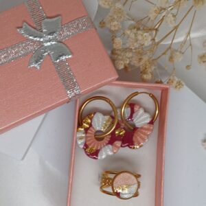 Coffret bijou femme boucles d&rsquo;oreilles fleurs et bague en pâte polymère rose