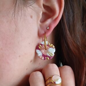 Coffret bijou femme boucles d&rsquo;oreilles fleurs et bague en pâte polymère rose