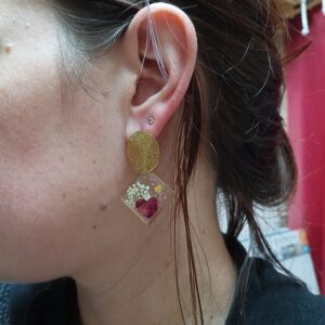 Boucles d&rsquo;oreilles fleurs séchées et résine, fait main, coeur pétale de rose et carotte sauvage, fleur d&rsquo;Alysse
