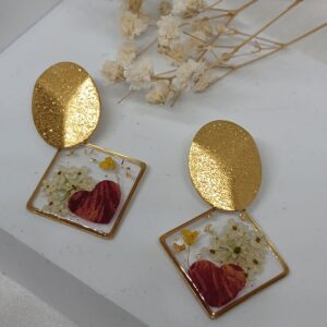 Boucles d&rsquo;oreilles fleurs séchées et résine, fait main, coeur pétale de rose et carotte sauvage, fleur d&rsquo;Alysse