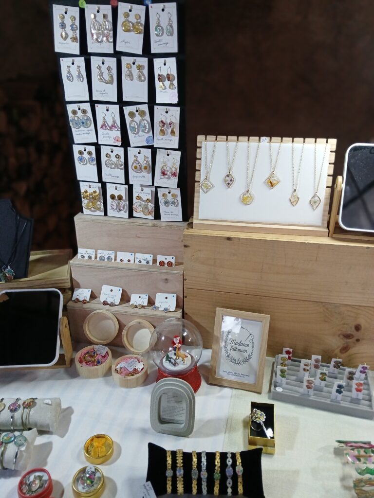 Bijoux résine et fleurs séchées, artisanat