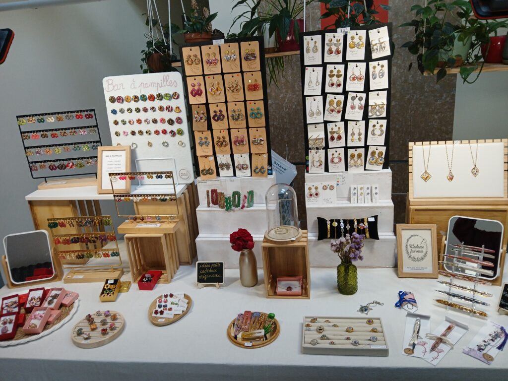 Madame Fait Main, création de bijoux artisanaux dans le Cantal, résine et fleurs séchées, pâte polymère