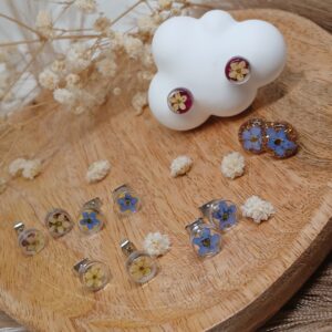 Boucles d&rsquo;oreilles puces en résine et fleurs séchées fait main