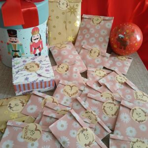 Calendrier de l’Avent 24 cases, bijoux en pâte polymère – Pré-commande