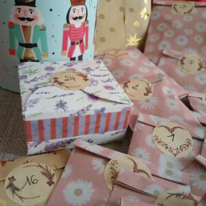 Calendrier de l’Avent 24 cases, bijoux en pâte polymère – Pré-commande